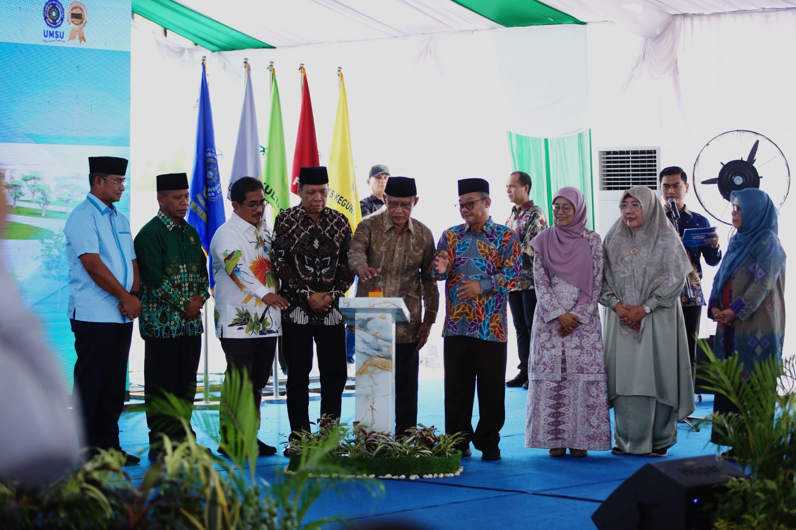 TEKAN TOMBOL: Prof Dr KH Haedar Nashir MSi (tengah) didampingi menteri Dikdasmen dan rektor UMSU menekan tombol pembangunan kampus terpadu UMSU di Desa Saentis.