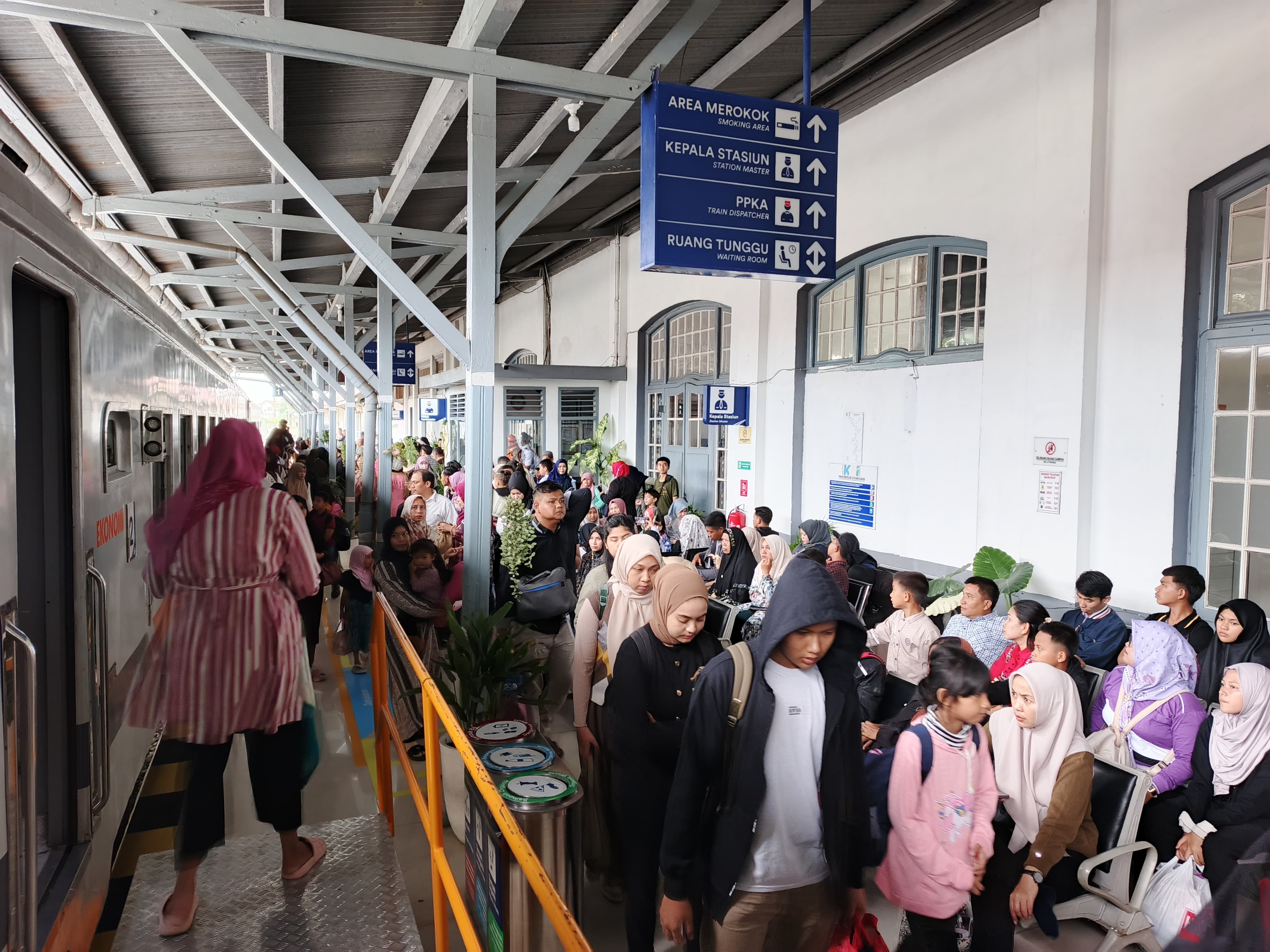 STASIUN: Penumpang saat memasuki stasiun KA Medan masa libur Nataru 2024- 2025.