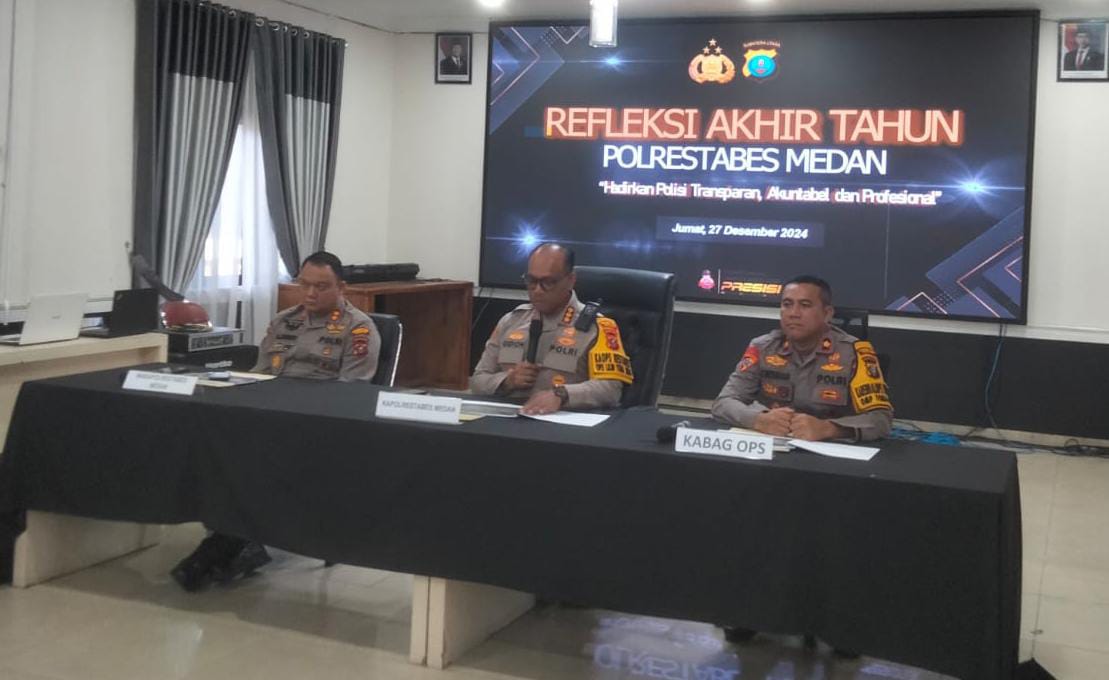PAPARAN: Kapolrestabes Medan, Kombes Pol Gidion Arif Setyawan memaparkan penangkapan sepanjang tahun 2024, Jumat (27/12/2024).