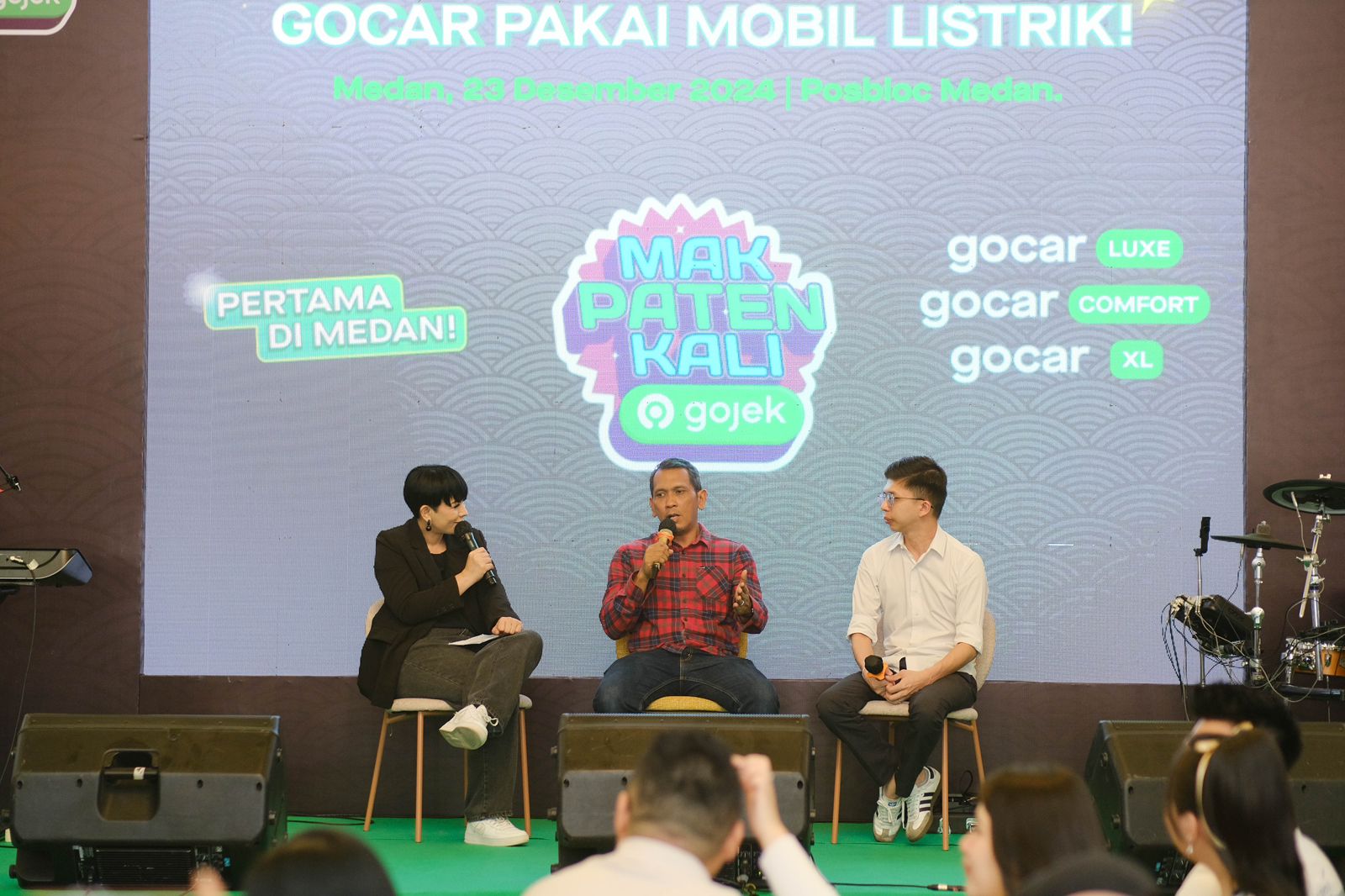 Sahli Adrian Area Senior Manager Gojek Sumatera Utara  (Tengah) saat peresmian pengoperasian armada GoCar Electric Vehicle didampingi Konten Kreator di Medan.