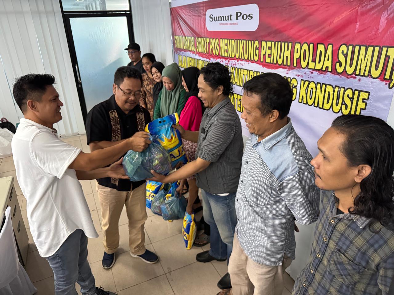 SEMBAKO : Direktur Utama PT Media Medan Pers, penerbit Sumut Pos Pandapotan MT Siallagan, menyerahkan paket sembago&nbsp;kepada&nbsp;karyawan.
