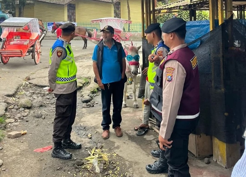 PENGAMANAN: Personel Satpamobvit melakukan pengamanan di Taman Mejua-juab Berastagi. SOLIDEO/SUMUT&nbsp;POS