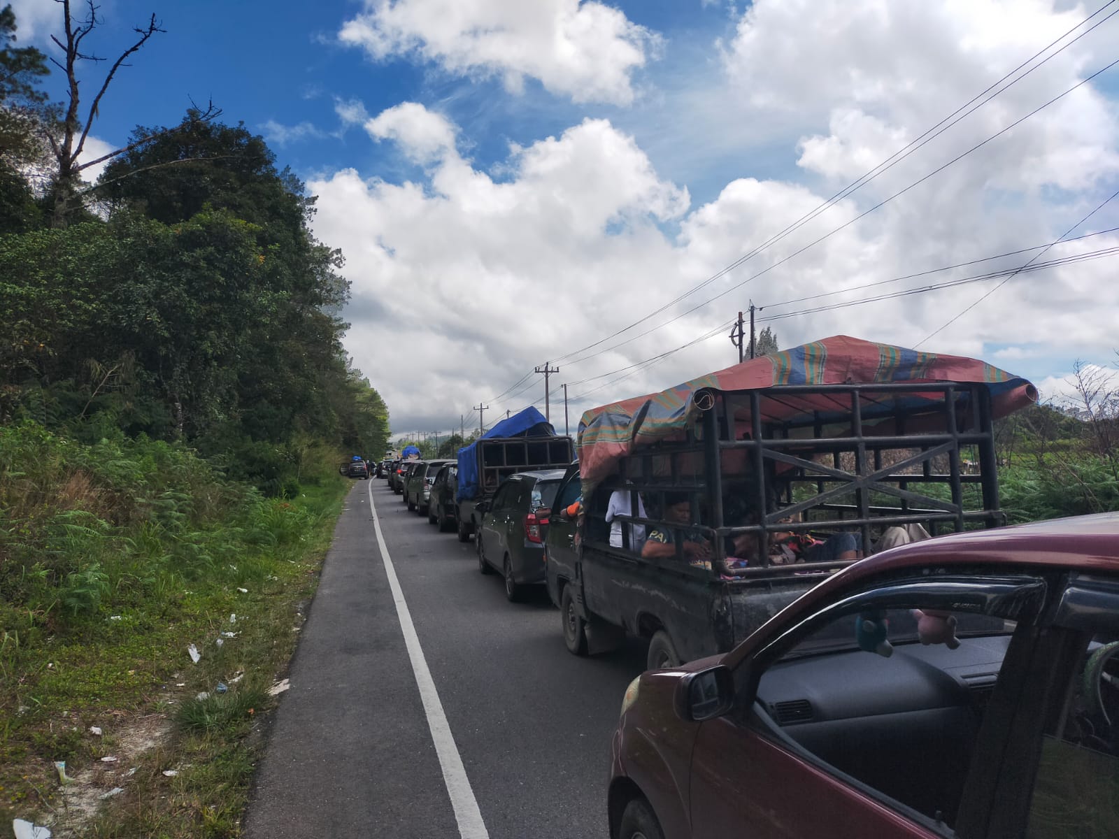MACET TOTAL: Tampak Kendaraan dari arah Sidikalang, Kabupaten Dairi tepatnya sebelum Simpang Tele, sudah mengular dan menyebabkan macet panjang menuju kawasan wisata Tele, Samosir, Kamis (2/1/2025).