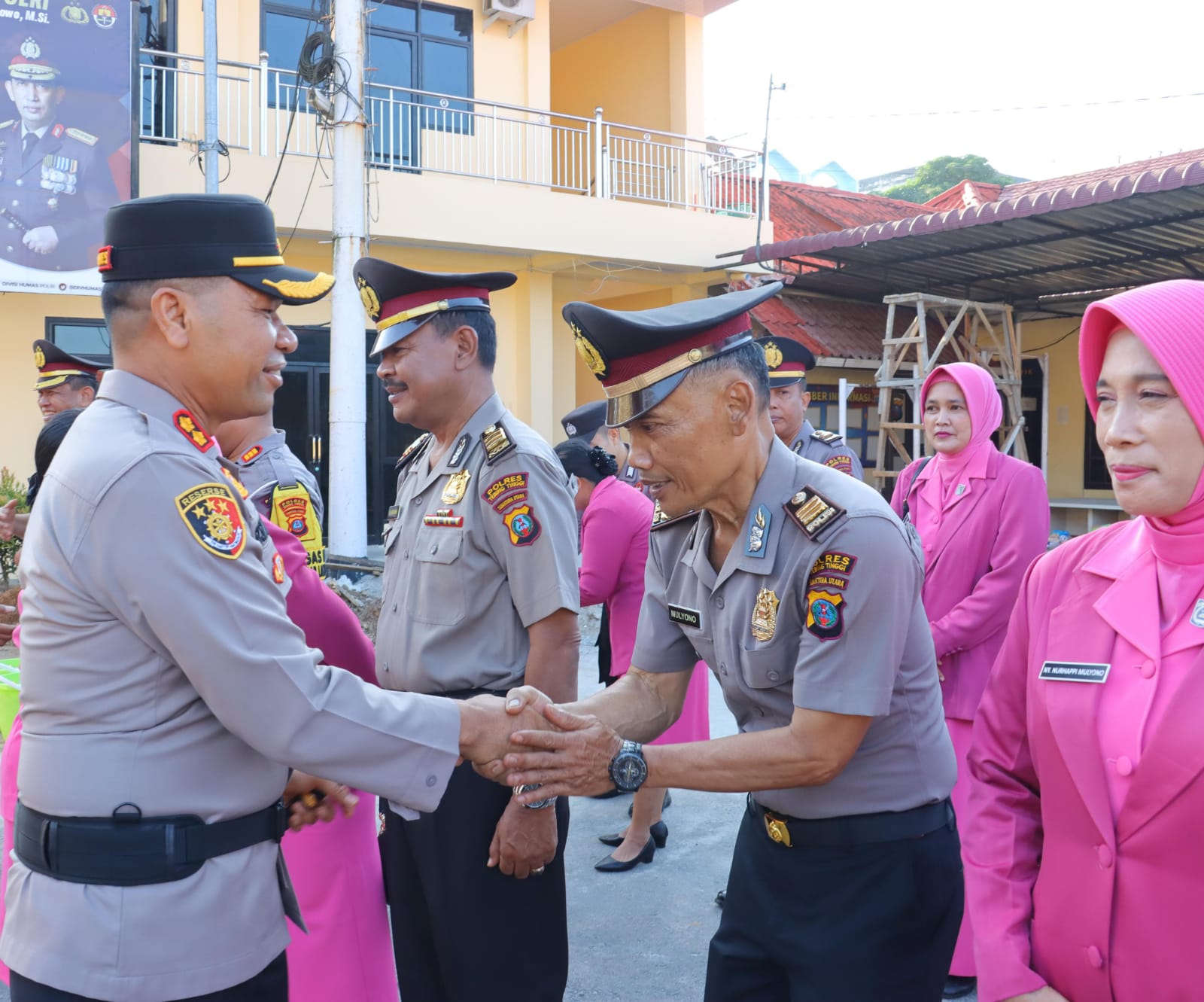 PIMPIN: Kapolres Tebingtinggi AKBP Simon Paulus Sinulingga memimpin pelaksanaan kenaikan pangkat sebanyak 37 personil kepolisian Polres&nbsp;Tebingtinggi.