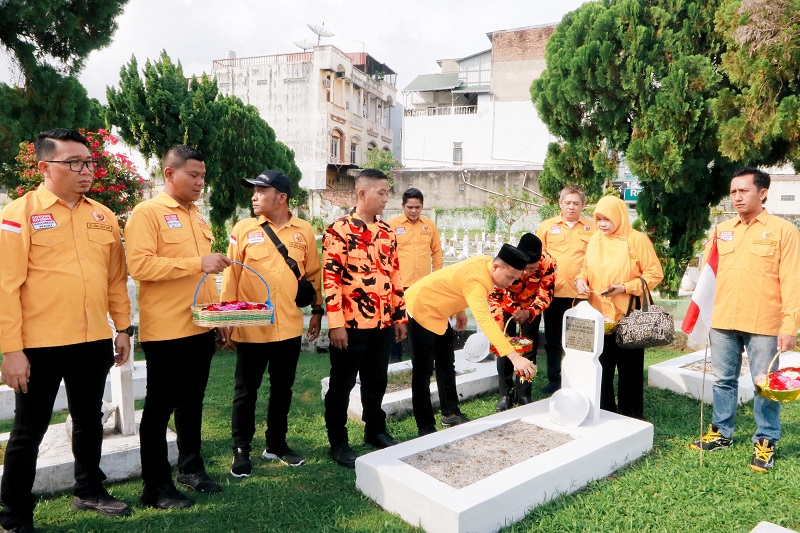 ZIARAH: MKGR Sumatera Utara menggelar upacara dan ziarah di Taman Makam Pahlawan Kota Medan, Jumat (3/1/2025).&nbsp;IST/SUMUT&nbsp;POS