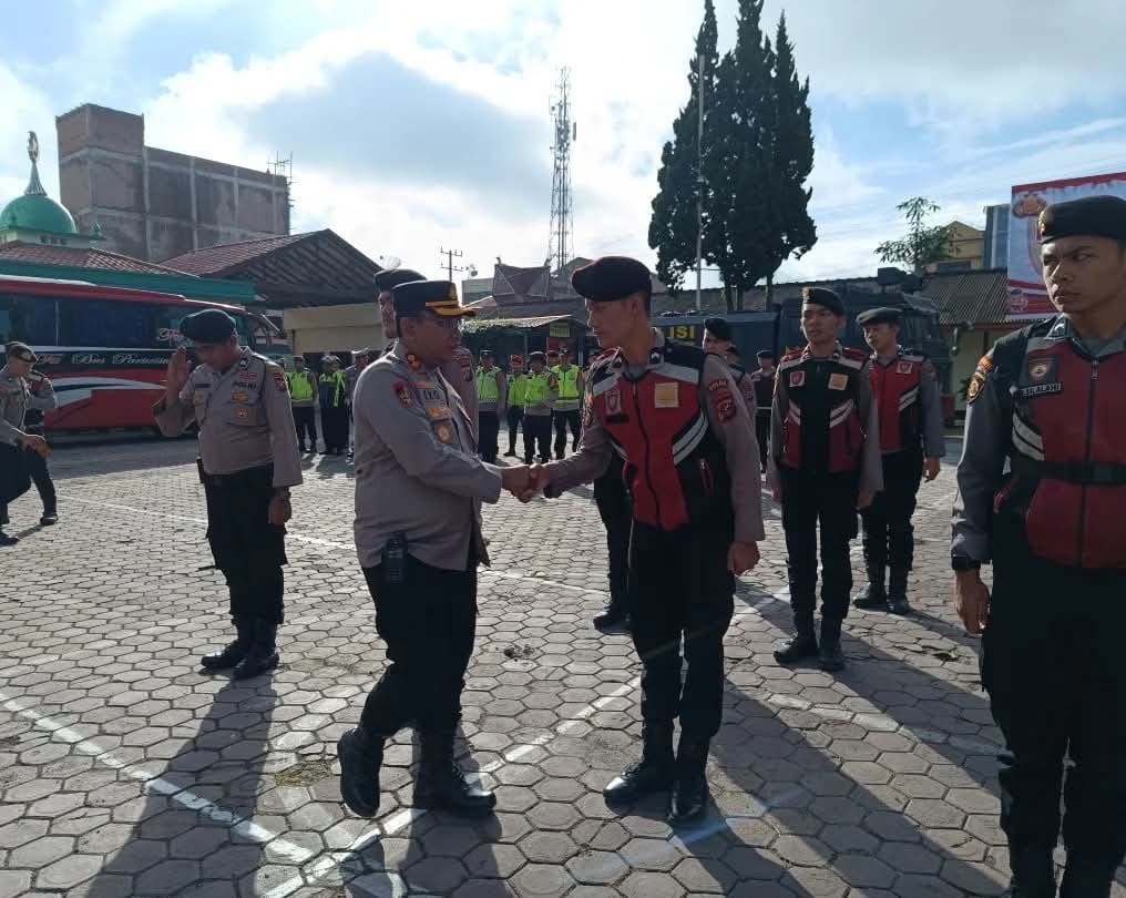 PELEPASAN: Kapolres Karo melepas pemgembalian BKO Dit Samapta Poldasu dalam Operasi Lilin&nbsp;Toba&nbsp;2024.