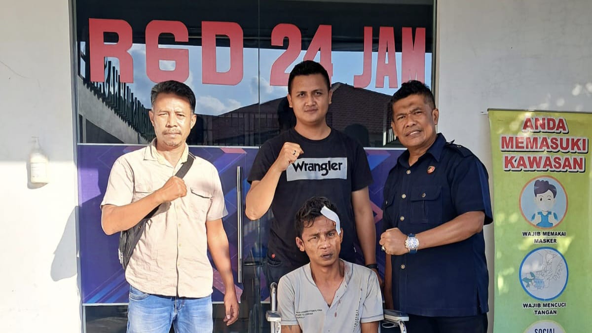 Pelaku duduk di kursi roda karena peluru bersarang di&nbsp;betis&nbsp;kirinya.(Istimewa/Sumut Pos)