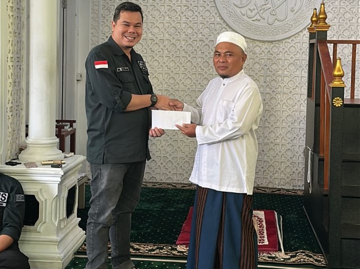 BERIKAN: Founder GIS, Muhammad Exsan Alaqraby memberikan bantuan sajadah dan ambal kepada pengurus masjid Baitul Muslimin. JULAIKA/SUMUT&nbsp;POS