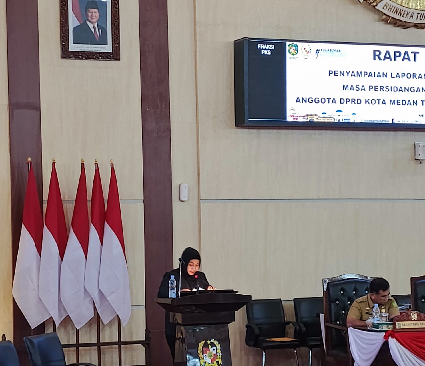 BACAKAN: Anggota DPRD Kota Medan dari Dapil Medan III, Lailatul Badri ketika membacakan Laporan Reses Masa Sidang I Tahun 2024-2025 dalam sidang Paripurna DPRD Kota Medan, Senin&nbsp;(6/1/2025).