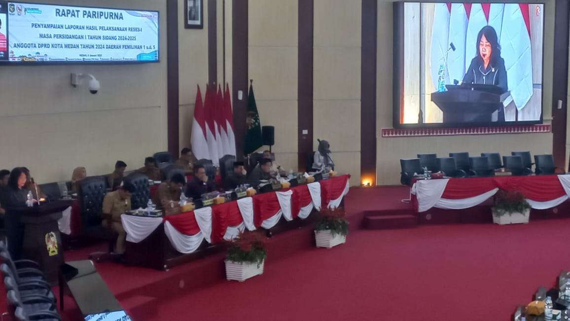 PARPURNA: Dra Lily MBA menyampaikan hasil reses I tahun 2024 pada rapat paripurna di gedung dewan, Senin (6/1/2025). MARKUS/SUMUT POS