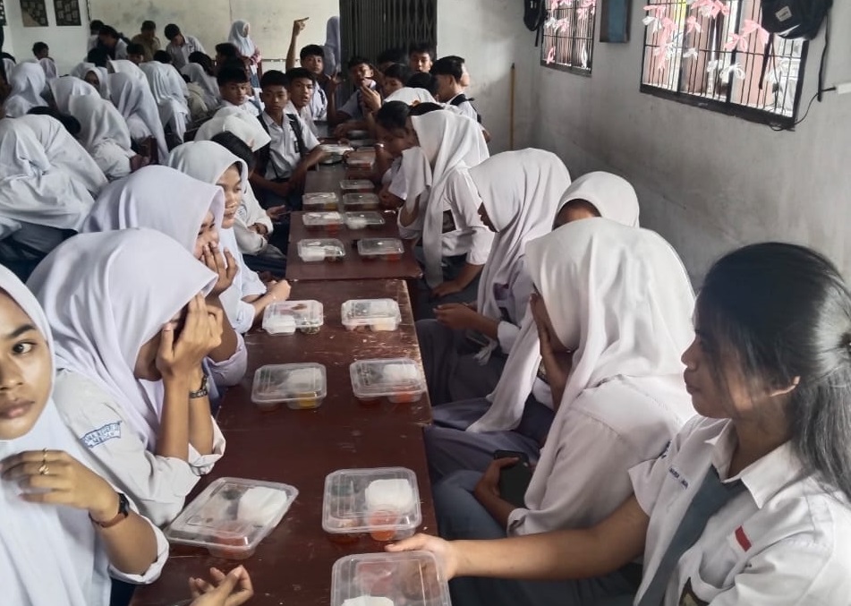 MAKAN BERGIZI GRATIS: Ratusan siswa SMAN 20 dapat makanan bergizi gratis dari&nbsp;pemerintah.