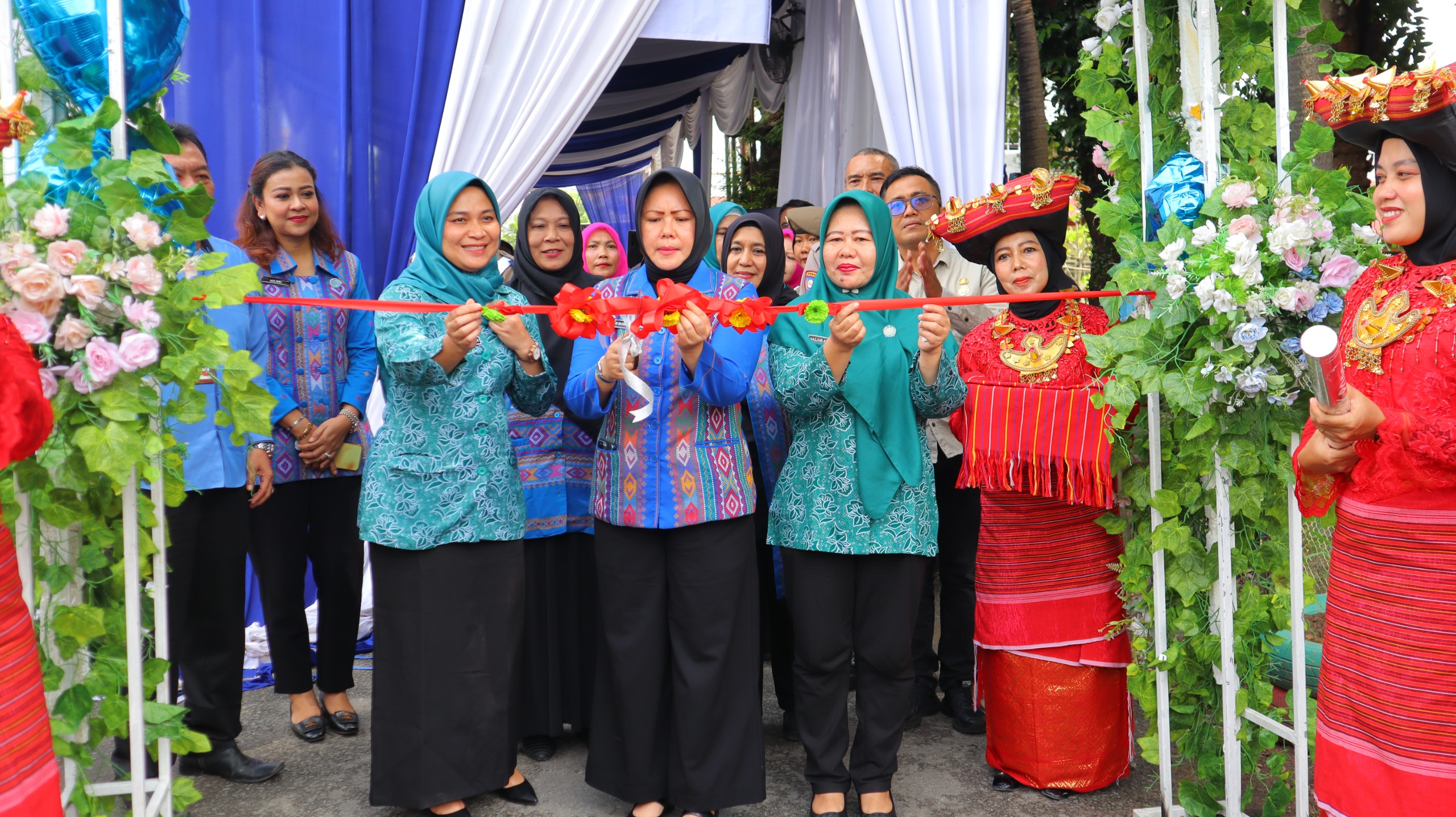 GUNTING PITA: Ketua Tim Supervisi Ira Aulia Rachman didampingi Pokja 3 TP PKK Kota Medan, mengunting pita tanda launching Taman Hatinya PKK Glugur Kota&nbsp;Medan&nbsp;Barat.(TOMI/SUMUT&nbsp;POS)