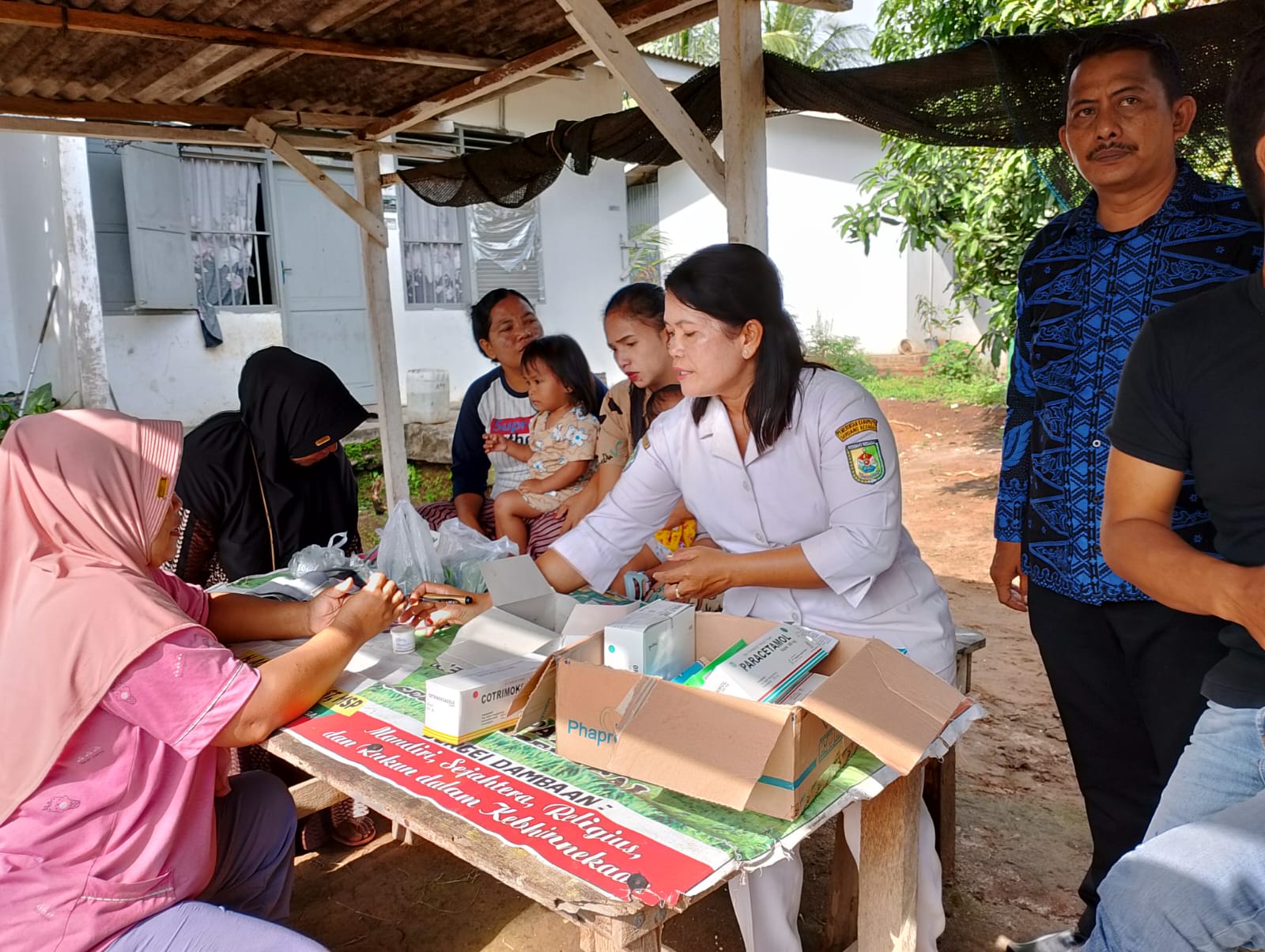 CEK: Tenaga kesehatan Puskesmas Dolok Masihul melakukan pengecekan kesehatan kepada warga desa Martebing, Kec. Dolok Masihul, Sergai. ( FADLY/SUMUT&nbsp;POS)