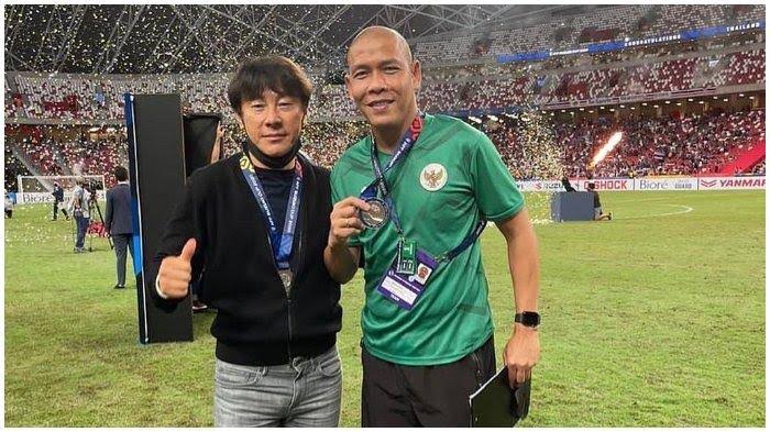 Pelatih Shin Tae-yong memberikan pesan kepada asisten pelatih Nova Arianto untuk menjaga&nbsp;pemain&nbsp;lokal.