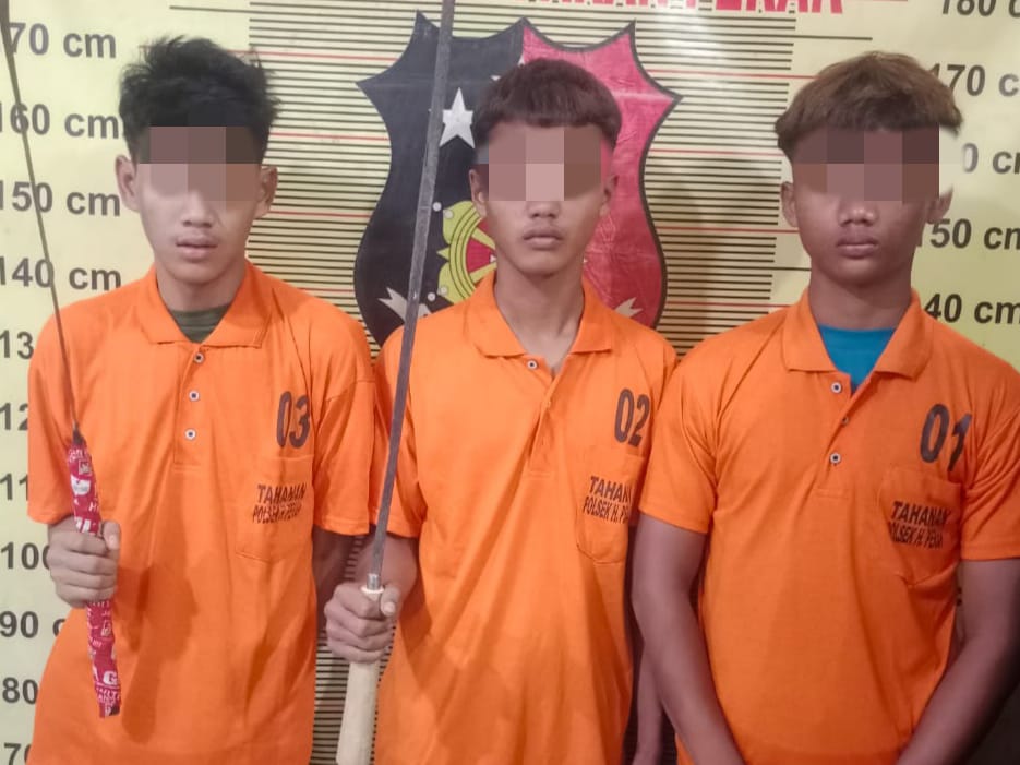 DIAMANKAN: Ketiga remaja diamankan karena melakukan pembegalan sepeda motor korban dengan barang bukti celurit. ISTIMEWA/SUMUT POS