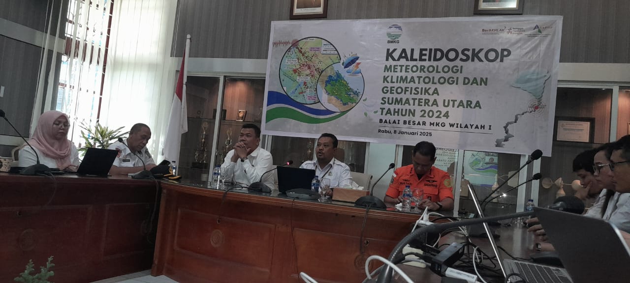 BERSAMA: Kepala BMKG Wilayah 1 Sumut, Hendro Nugroho bersama Kepala BPBD Provinsi Simut, Tuahta Ramajaya Saragih, Kepala Basarnas Medan, Mustari, dalam acara Kaleideskop BBMKG Wilayah 1 Medan.