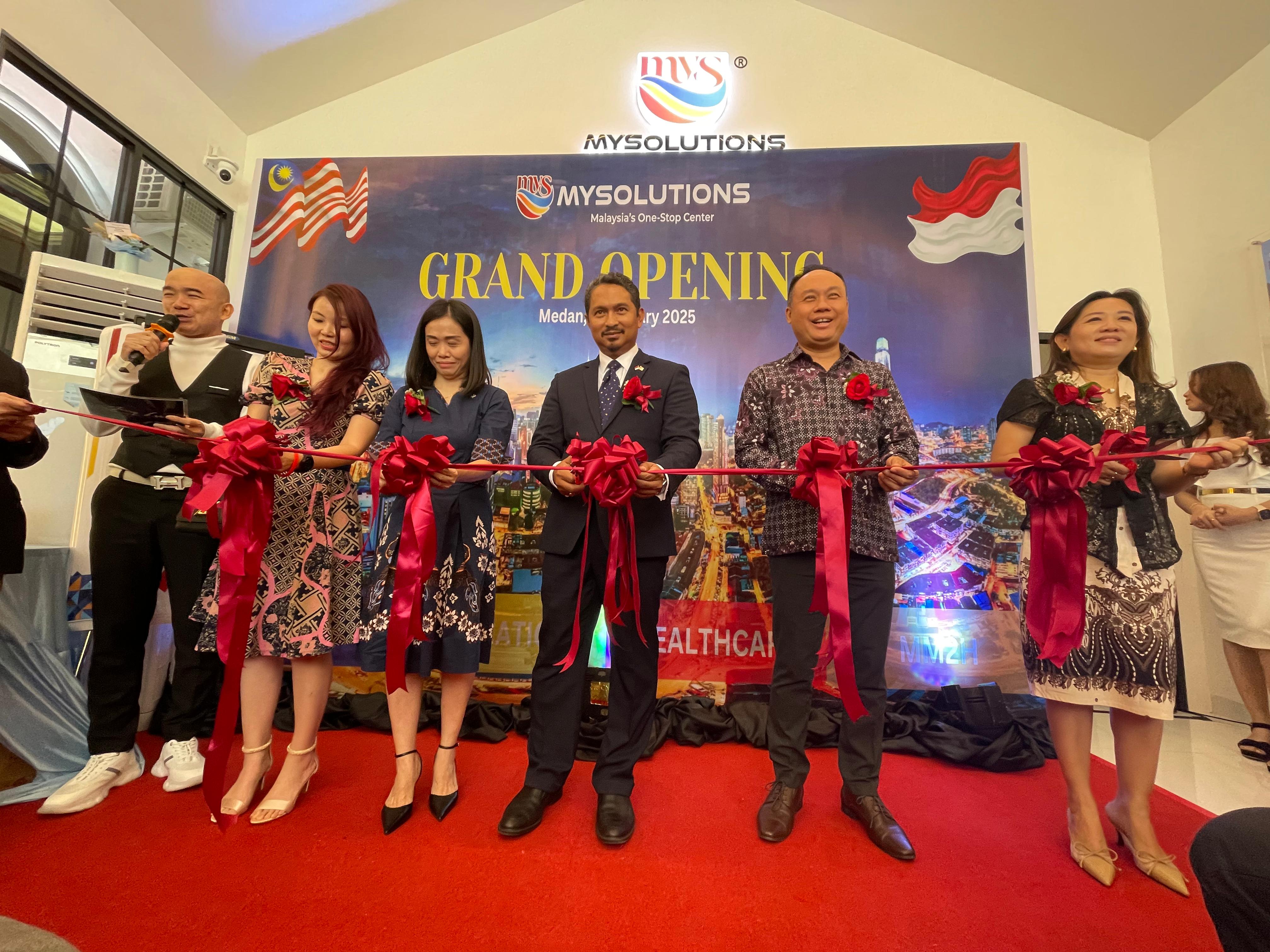 GRAND OPENING: Pengguntingan pita sebagai tanda grand opening kantor MYSolutions di di Jalan DR Cipto No.9 Anggrung Kecamatan Medan Polonia,&nbsp;Rabu&nbsp;(8/12).