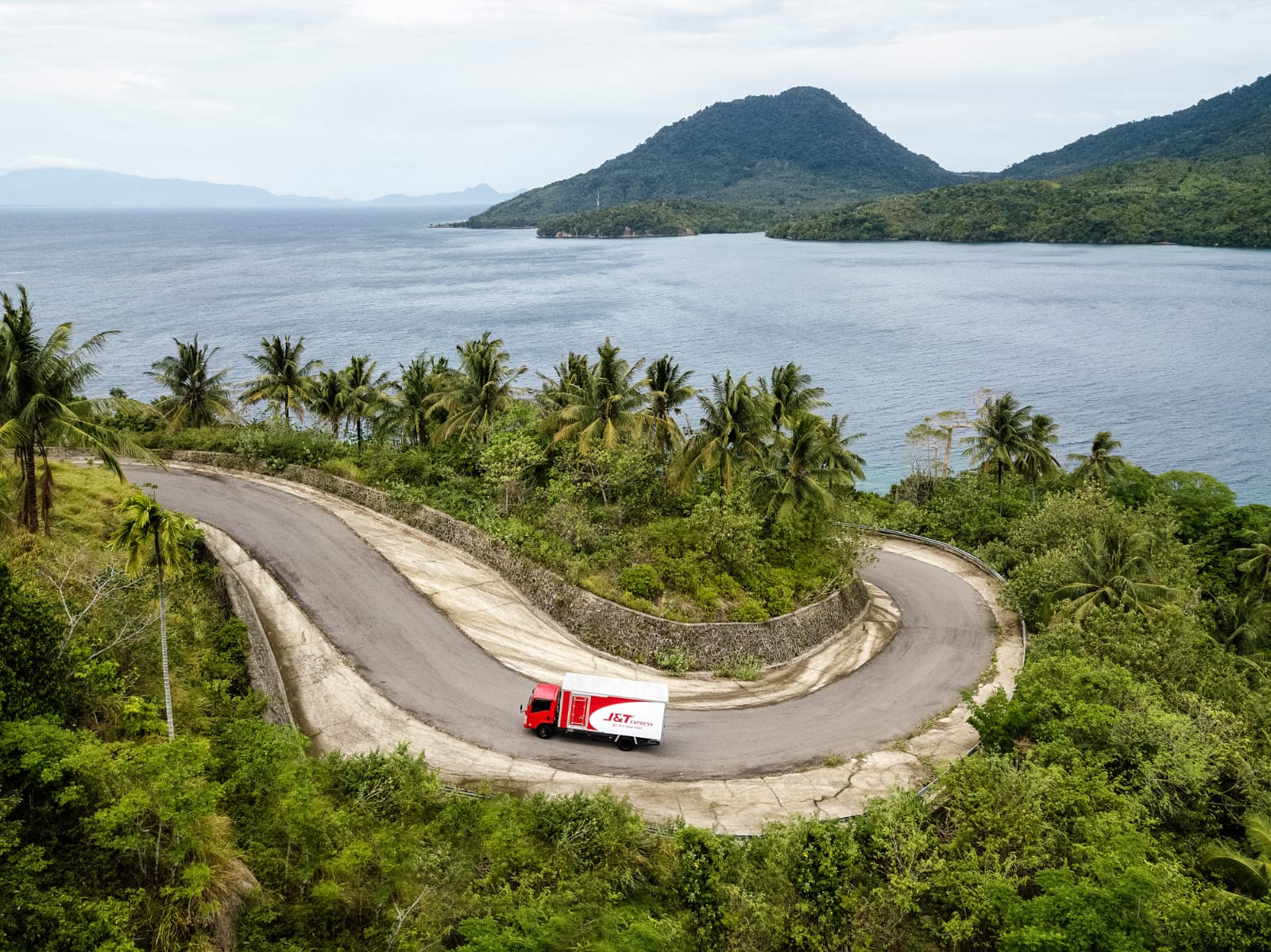 Mobil angkutan &T Express mengantar paket konsumen.  ISTIMEWA/SUMUT POS