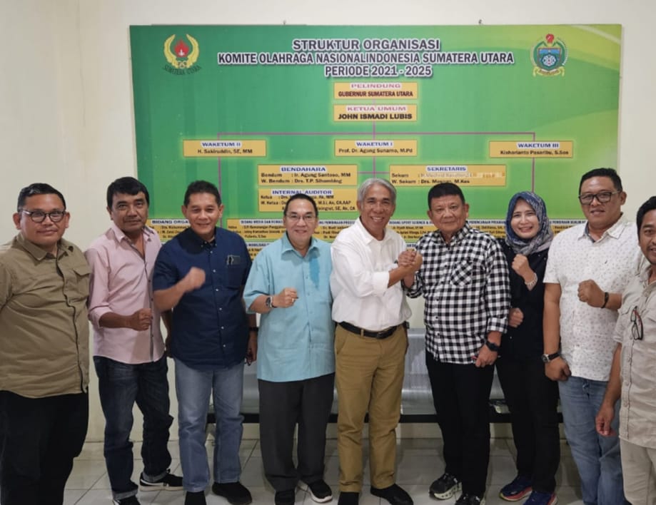 BERSAMA: Ketua Umum KONI Sumut John Ismadi Lubis didampingi pengurus bersama Ketua FOPI Sumut Kolonel Purn Hatunggal Siregar di Kantor KONI Sumut, Selasa (7/1/2025).&nbsp;(Dok&nbsp;pribadi)