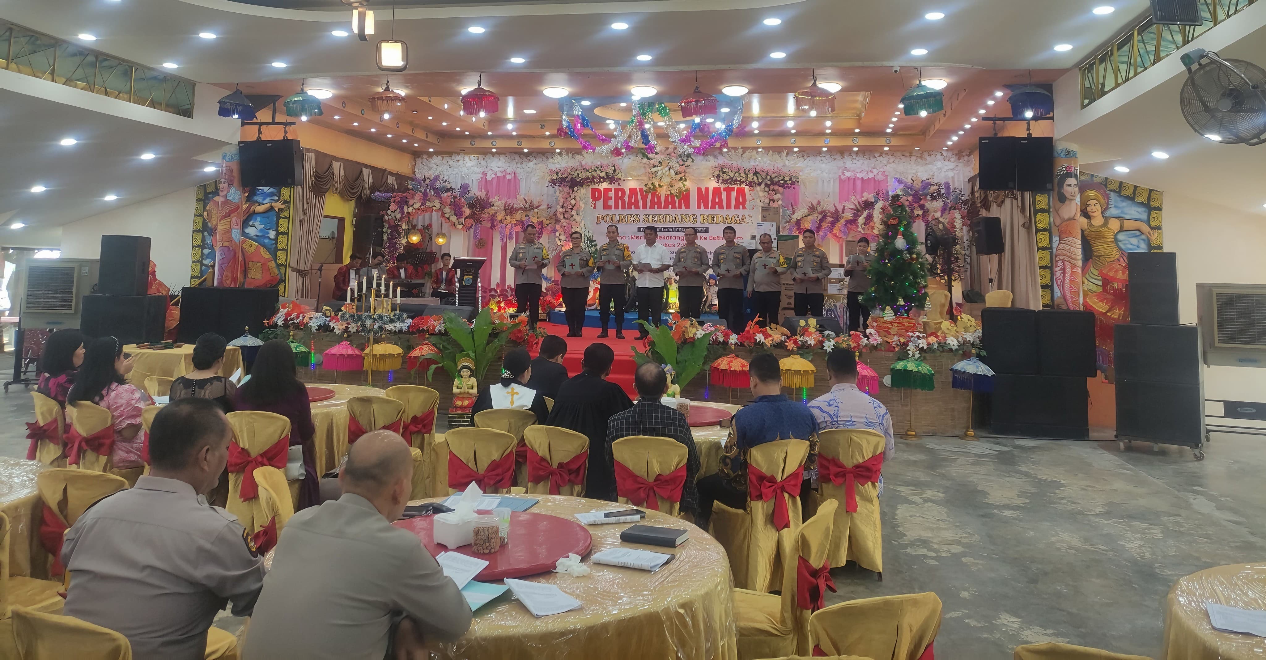 NATAL: Kapolres Serdang Bedagai AKBP Jhon Sitepu, beserta Ketua Cabang Bhayangkari, Brenda Jhon Sitepu saat&nbsp;beri&nbsp;sambutan.(ISTIMEWA/SUMUT POS)