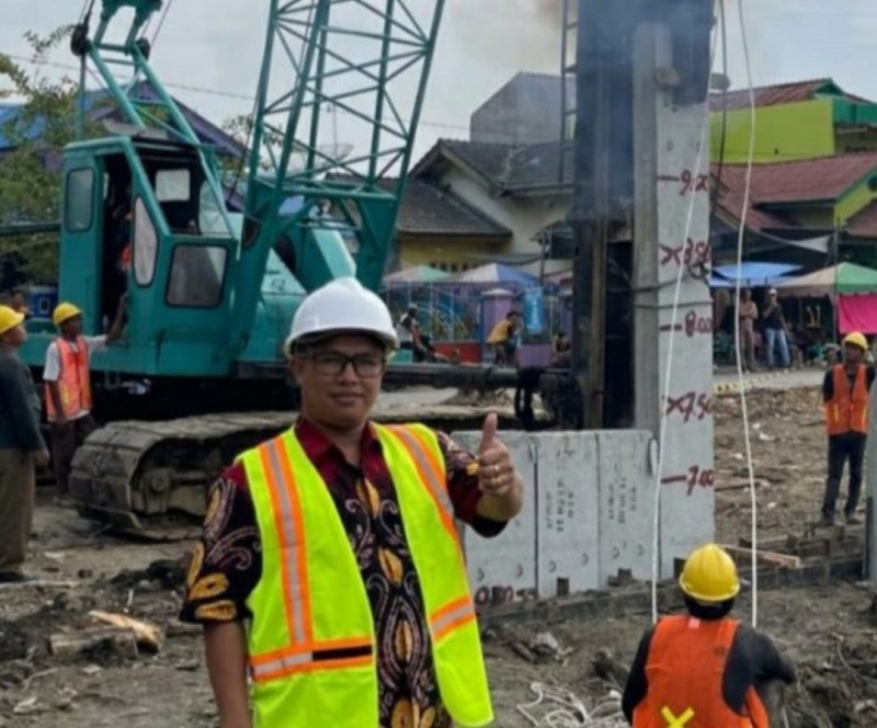 TINJAU: Plh Kadis SDABMBK Kota Medan, Gibson Panjaitan tinjau pembangunan tanggul&nbsp;di&nbsp;Belawan.