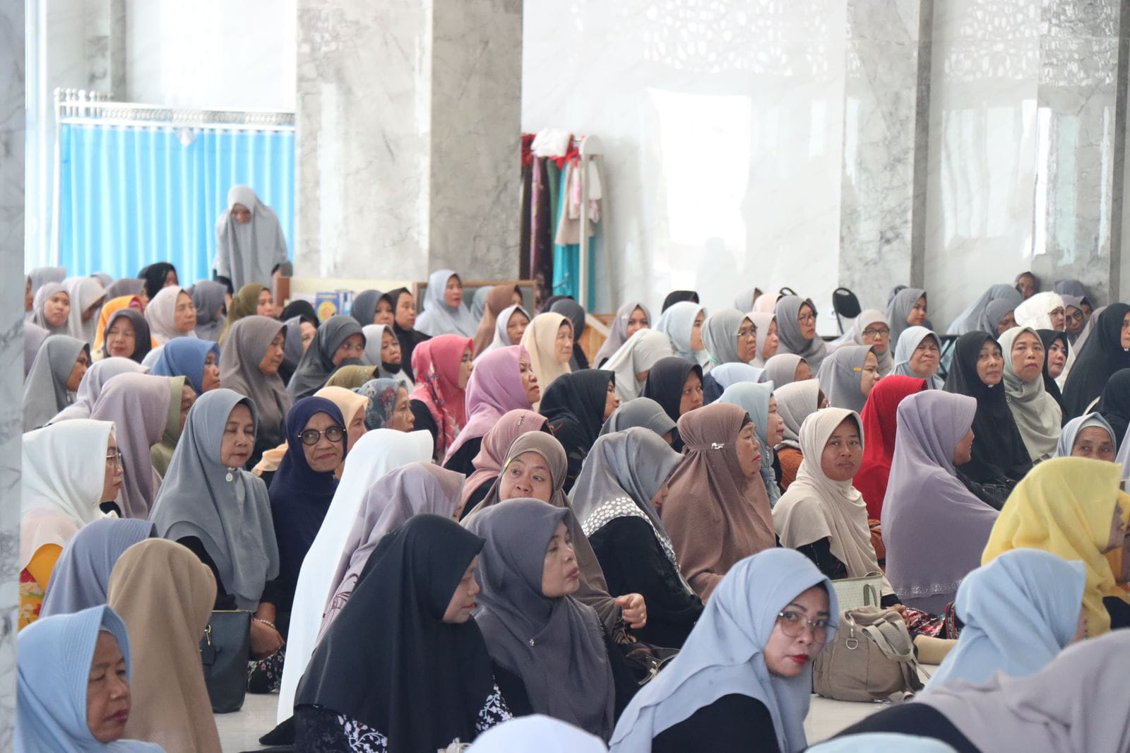 PENGAJIAN: Masyarakat mengikuti pengajian rutin di Masjid Al-Fatih, Jalan Soekarno-Hatta Km 17, Kelurahan Tunggurono,&nbsp;Binjai&nbsp;Timur.(Diskominfo Binjai/Sumut Pos)
