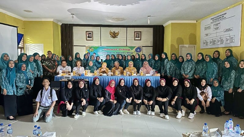 FOTO BERSAMA: Lurah Sei Mati Kecamatan Medan Maimun, Muhammad Hizril Husna Angkat, S.STP bersama  Ketua TP PKK Kelurahan Sei Mati, Mursida, Ketua TP PKK Kecamatan Medan Maimun, Ayu Nurjanah.