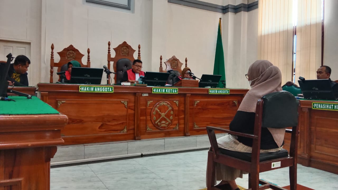 PUTUSAN: Eks Kadisdik Binjai, Sri Ulina Ginting menjalani sidang terdakwa kasus korupsi putusan di Pengadilan Tipikor Medan, Kamis (9/1) sore.AGUSMAN/SUMUT&nbsp;POS