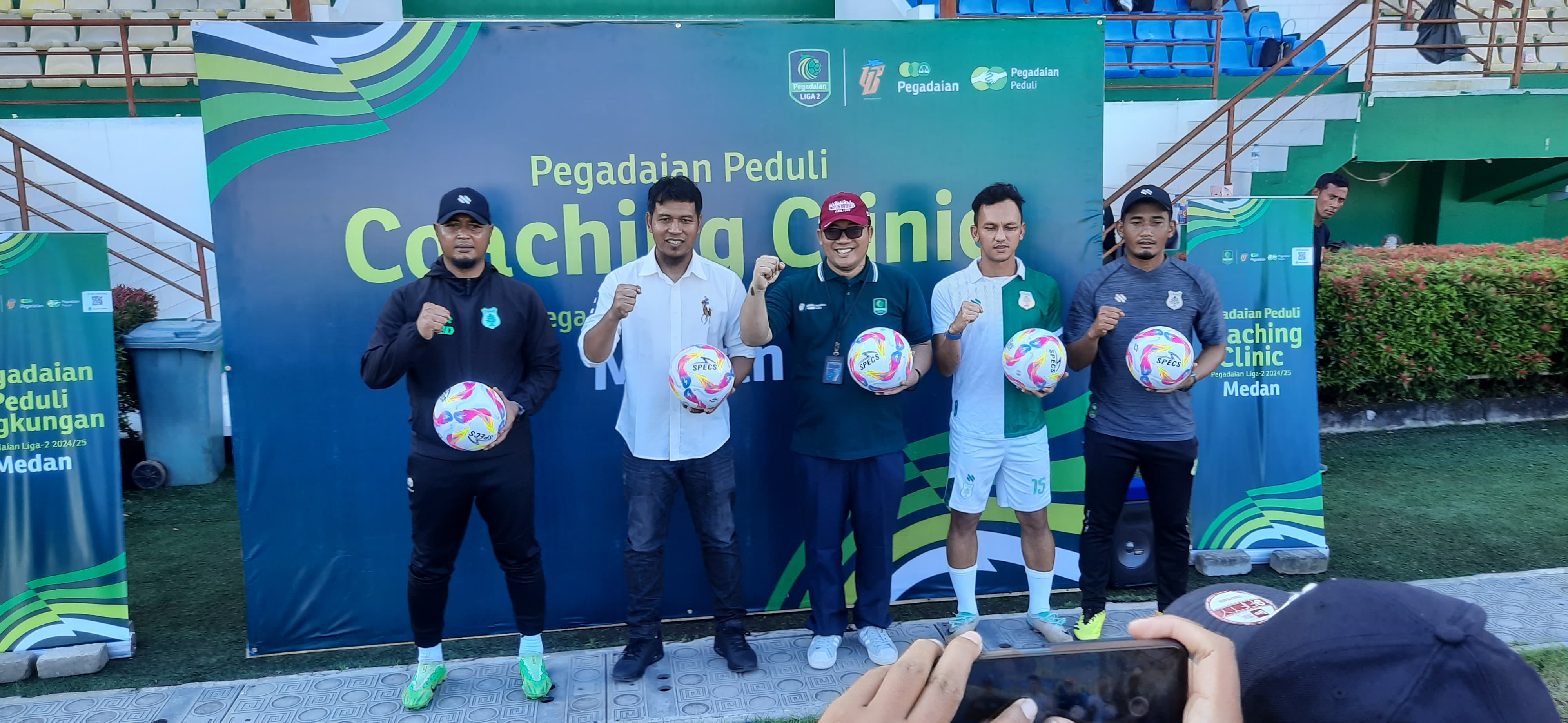 DIABADIKAN: Unsur PT Pegadaian Kanwil 1 Medan, PSMS Medan diabadikan bersama pada kegiatan Pegadaian Peduli Coaching Clinic di Stadion Mini Dispora Sumut, Kamis (9/1). (Sazaly/Sumut Pos)