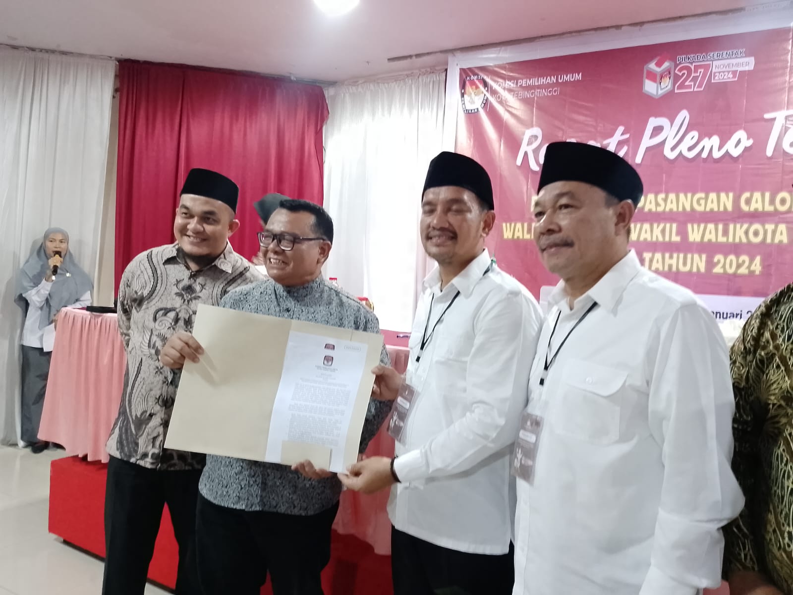 TETAPKAN: KPU Kota Tebingtinggi menetapkan pasangan Idaman (Iman Irdian Saragih dan Chairil Mukmin Tambunan) menjadi Wali Kota Tebingtinggi dan Wakil Wali Kota Tebingtinggi periode 2025-2030.