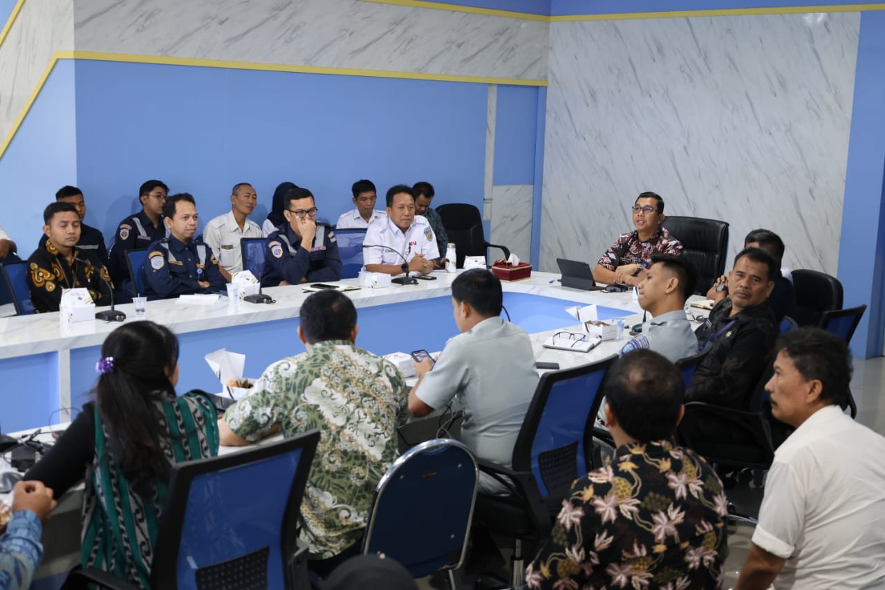 RAKOR: Kepala Dinas Perhubungan Sumut, Agustinus Panjaitan saat menggelar rapat koordinasi persiapan mudik lebaran bersama PT KAI Divre I Sumut, PT. PELNI, Balai Teknik Perkeretaapian Sumbagut.