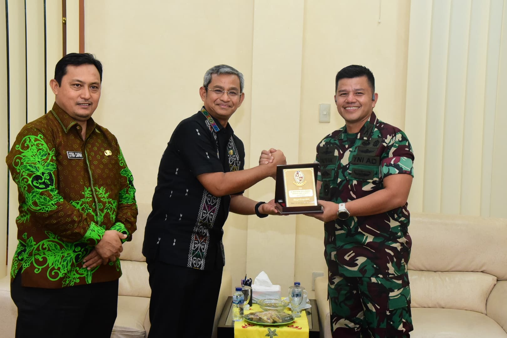 Dandim 0201/Medan, Kolonel Inf M. Radhi Rusin memberikan plakat sebagai cendera mata kepada Pj. Bupati Wiriya Alrahman, Kamis (9/1).