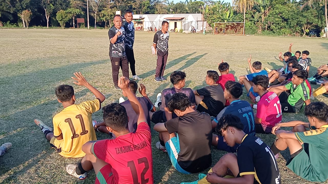 IKUTI: Sebanyak 40-an pemain bola ikuti seleksi Tim Satria Muda FC Pegajahan Sergai. ISTIMEWA/SUMUT POS