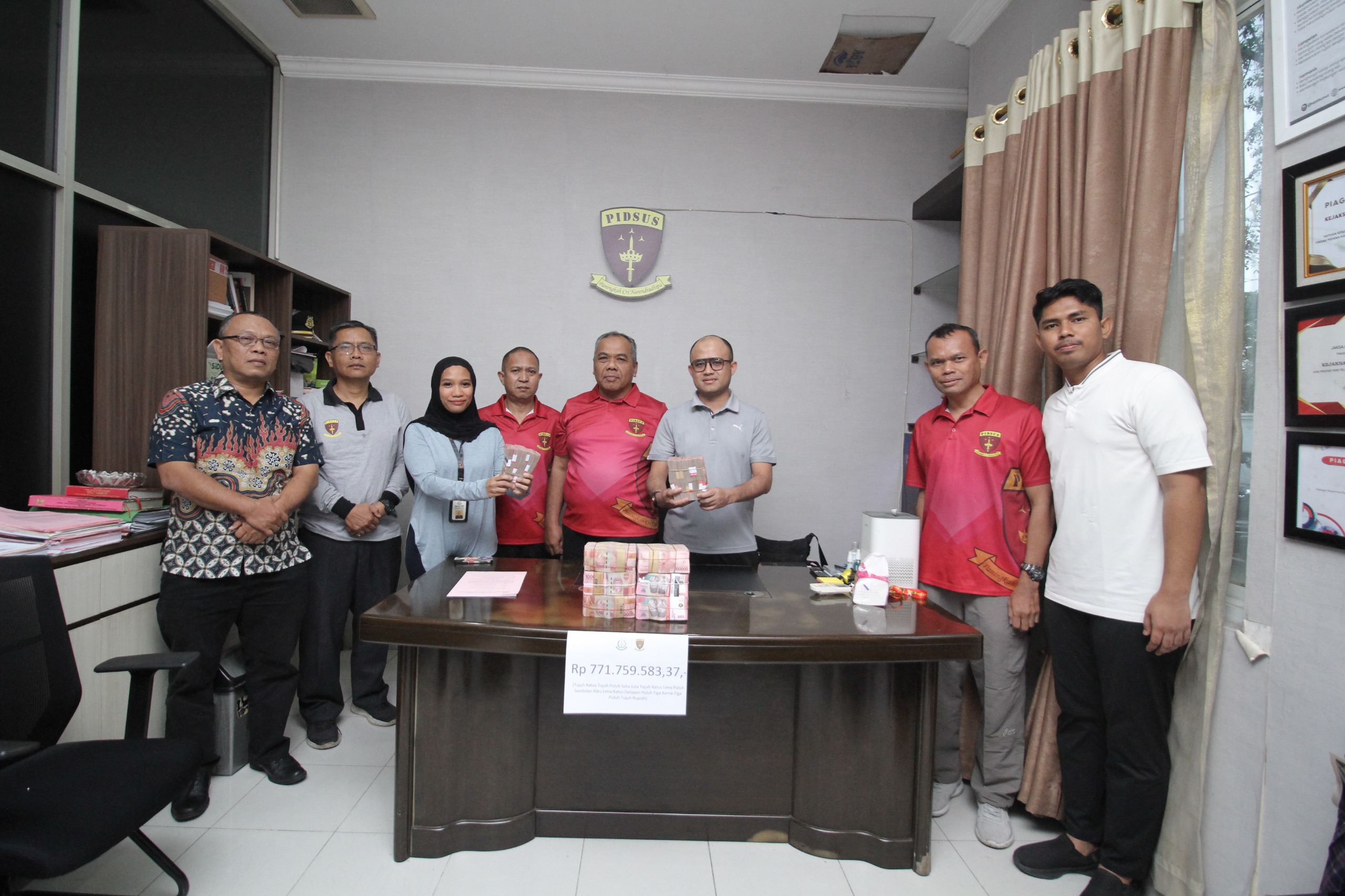 TERIMA: Penyidik Kejati Sumut menerima UP kerugian negara dari dugaan korupsi penataan situs benteng Putri Hijau di Namorambe, Jumat (10/1/2025).