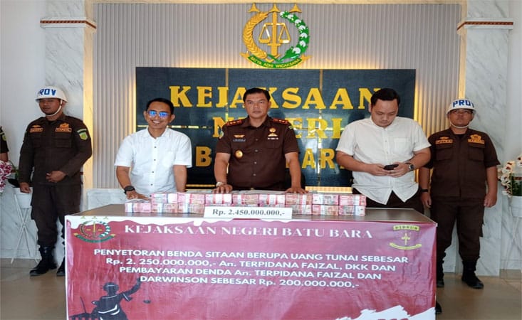 EKSEKUSI: Kajari Batubara Diki Oktavia SH, MH  (tengah) didampingi Kasi Pidsus Deby Rinaldi saat  rilis eksekusi uang hasil sitaan dari kasus seleksi PPPK Kabupaten Batubara, Kamis(9/1/2025).