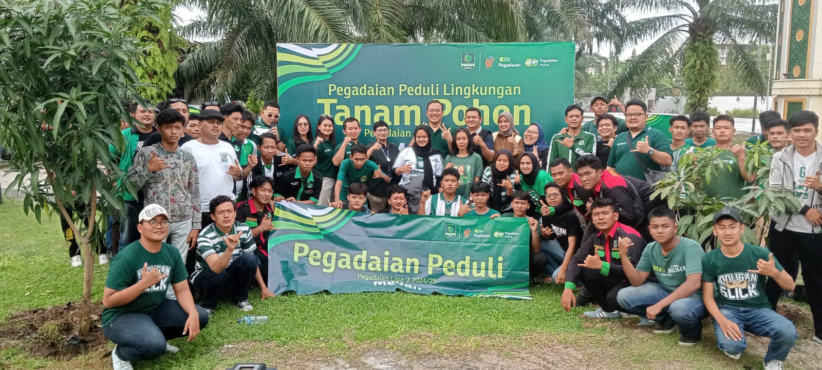 DIABADIKAN: Unsur PT Pegadaian dan fans PSMS Medan diabadikan bersama saat penanaman pohon bersama di area komplek Sumut Sport Center, Jalan Pancing, Kabupaten Deliserdang, Jumat (10/1).&nbsp;(Istimewa)