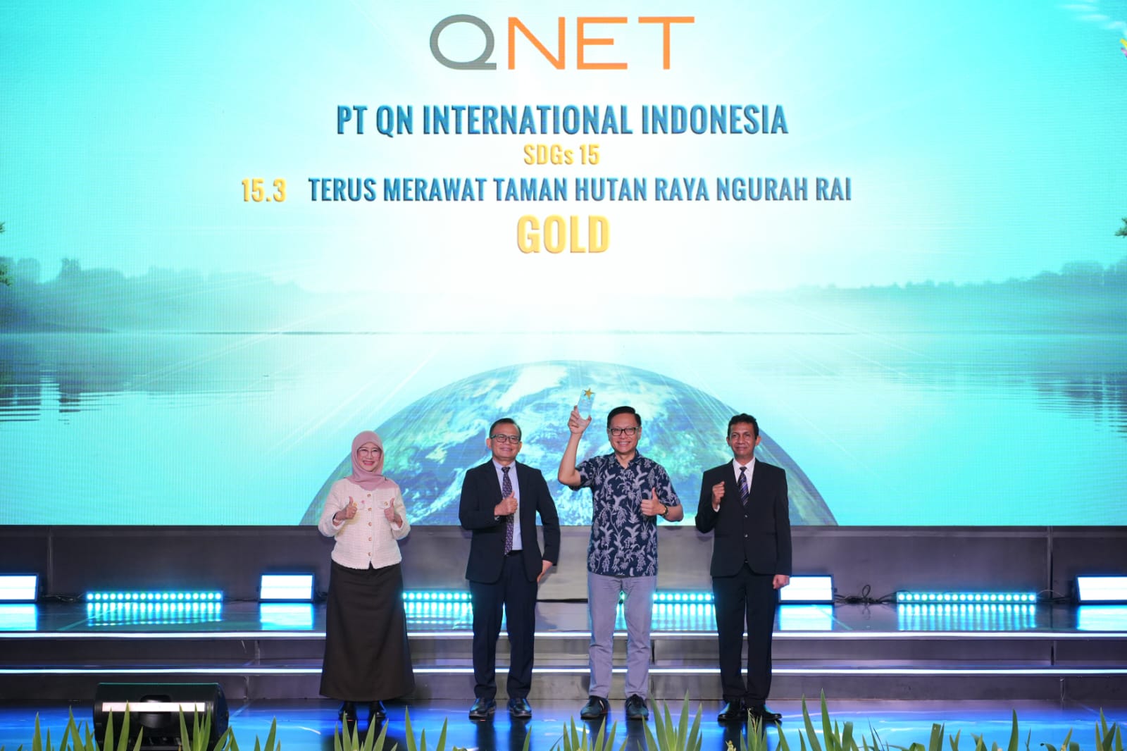 Ganang Rindarko, General Manager QNET Indonesia, saat menerima  penghargaan dari Corporate Forum for CSR Development beberapa waktu lalu di Jakarta.