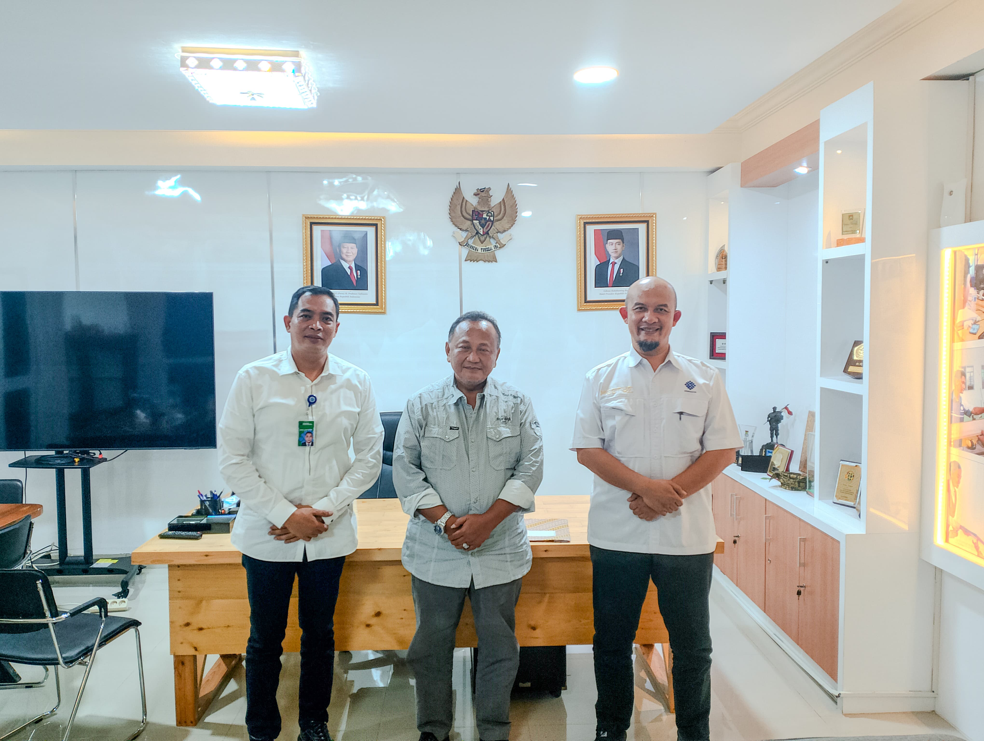 KUNJUNG: Ketua DPC Gerindra Humbahas, Hendri Tumbur Simamora berfoto bersama Kepala BBPVP Medan, Faried Abdurrahman Nur Yuliono saat berkunjung ke BBPVP Medan untuk melatih tenaga masak.