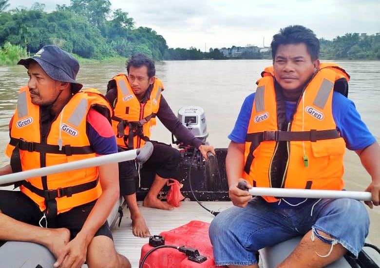 PENCARIAN: Tim BPBD Kabupaten Simalungun saat proses pencarian korban di Sungai&nbsp;Bah&nbsp;Bolon.