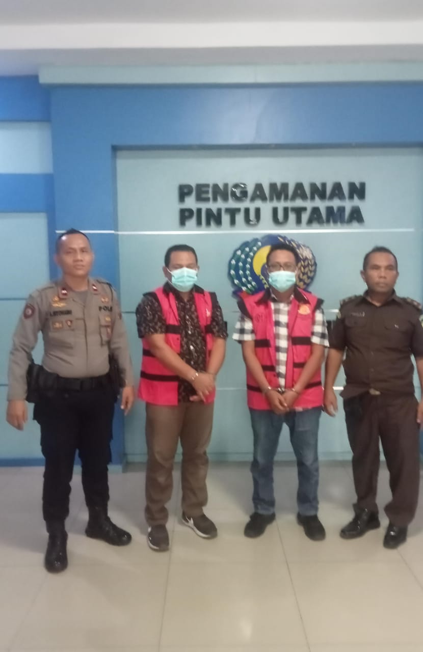 DITAHAN: Kejari Medan saat menahan 2 eks Kapala Unit BRI Kutalimbaru, beberapa waktu lalu. (Dokumen M Agusman/Sumut Pos)