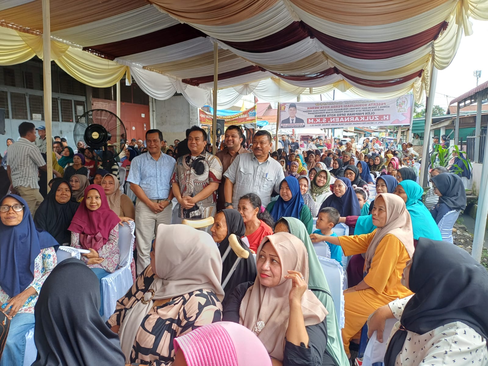 SOSIALISASI: Pimpinan (Wakil Ketua) DPRD Kota Medan, H. Zulkarnaen S.K.M, Camat Medan Perjuangan dan Lurah Sei Kera Hilir diabadikan bersama ratusan masyarakat pada kegiatan Sosialisasi Perda.