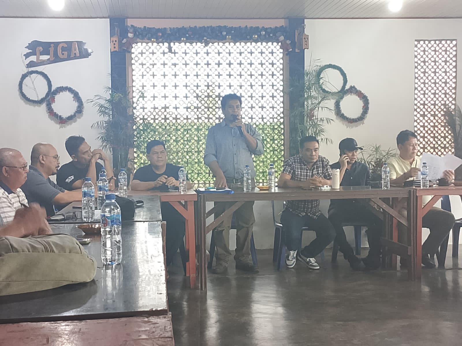PERTEMUAN:  Forum Masyarakat Nasional menggelar pertemuan dengan berbagai elemen masyarakat terkait desakan dilakukannya pembangunan jembatan layang Medan-Berastagi, yang di laksanakan di Liga Cafe.