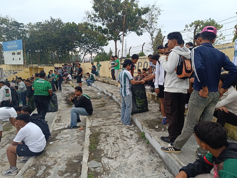 AKSI: Para supporter PSMS Medan saat gelaran aksi Bersih Indah Stadion di Stadion Baharoeddin Siregar, Sabtu (11/1) sore.&nbsp;(Istimewa)
