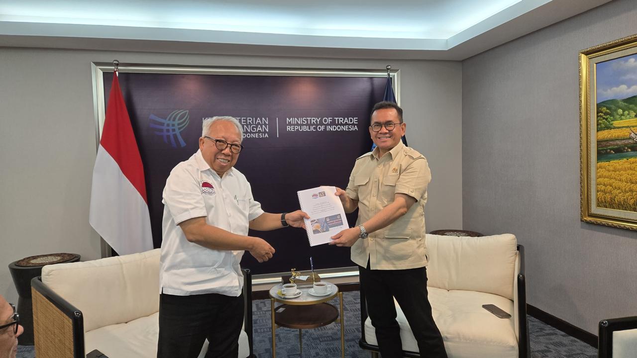 Ketua Umum DPP GPEI, Benny Soetrisno (kiri) bersama Menteri Perdagangan  (Mendag) Budi Santoso. (Foto: Dokumentasi&nbsp;DPP&nbsp;GPEI)