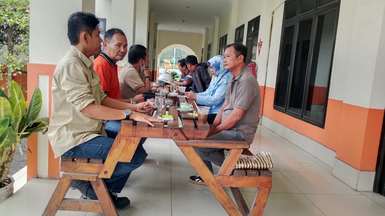 Manager Pabrik  PT Gunung Bayu Rahyumi Arsa didampingi  Hamdani Damanik,  selaku Maskep Pabrik. Liberty/sumut&nbsp;pos