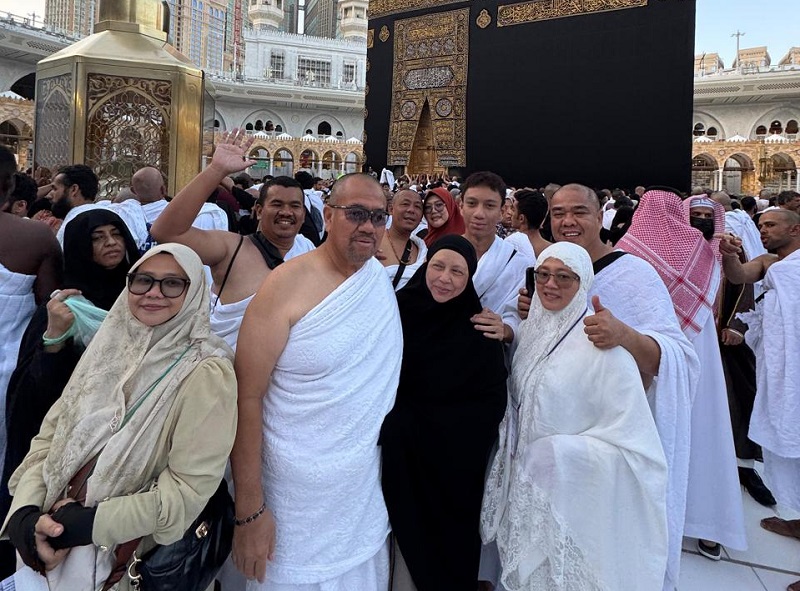 Foto Bersama : Bupati dan Wakil Bupati Batubara  Terpilih H Baharuddin Siagian, SH, MSi- Syafrizal, SE, MAP bersama Istri dan Ketua Tim Rombongan Umroh  Bahagia, Ir Yadhi Khoir Harahap  MBA.