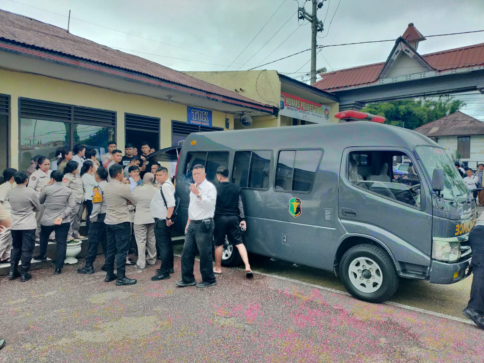 DISIAGAKAN: Mobil ambulance milik Polres Dairi disiagakan untuk mengangkut jenazah anggota Polres Dairi yang ditemukan tewas gantung diri di ruang TIK, Senin (13/1/2025).RUDY SITANGGANG/SUMUT&nbsp;POS.