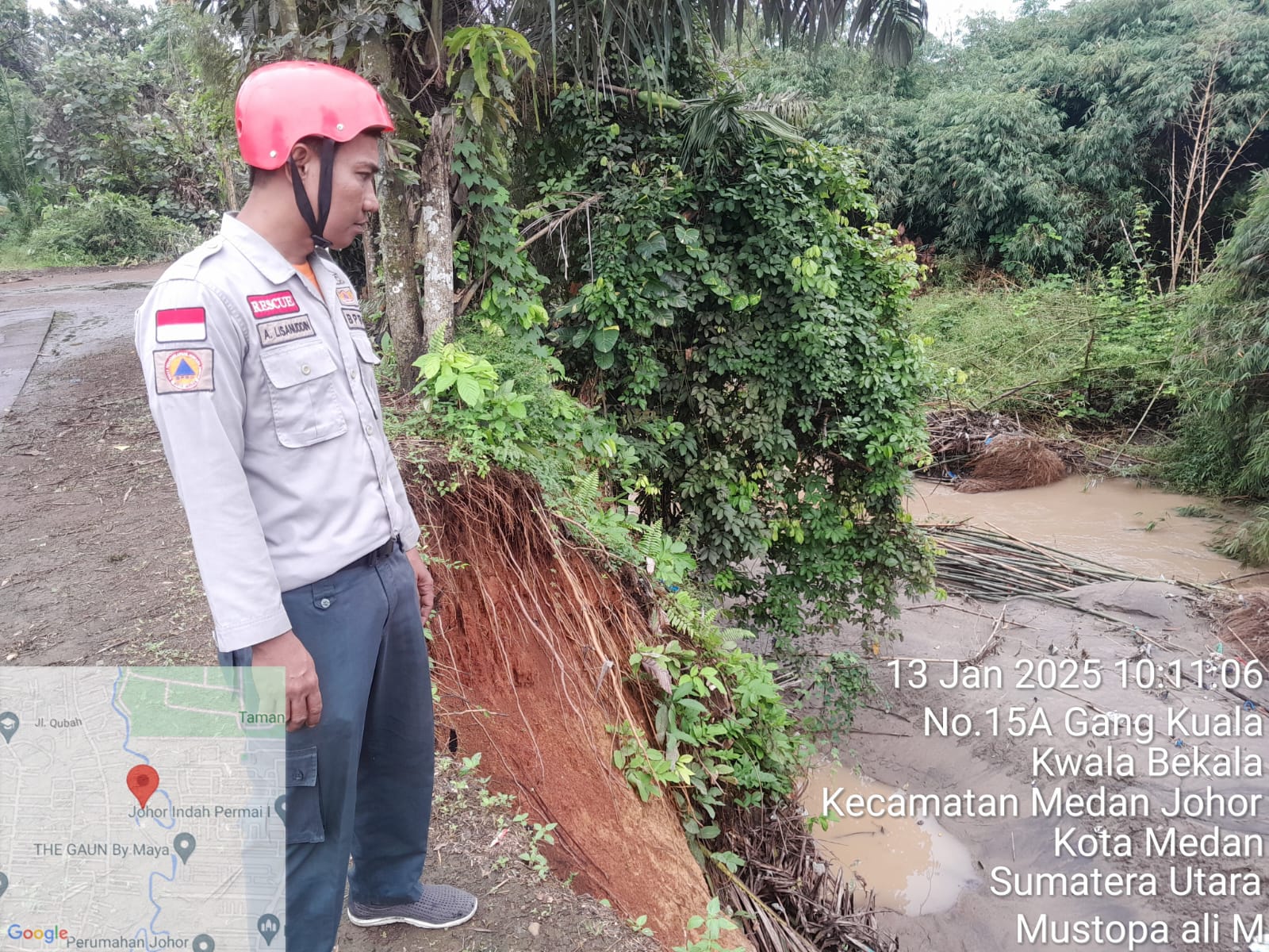 PANTAU: Petugas Badan Penanggulangan Bencana Daerah (BPBD) Kota Medan, memantau aliran sungai yang meluap akibat hujan deras yang melanda kota Medan. ISTIMEWA/SUMUT&nbsp;POS