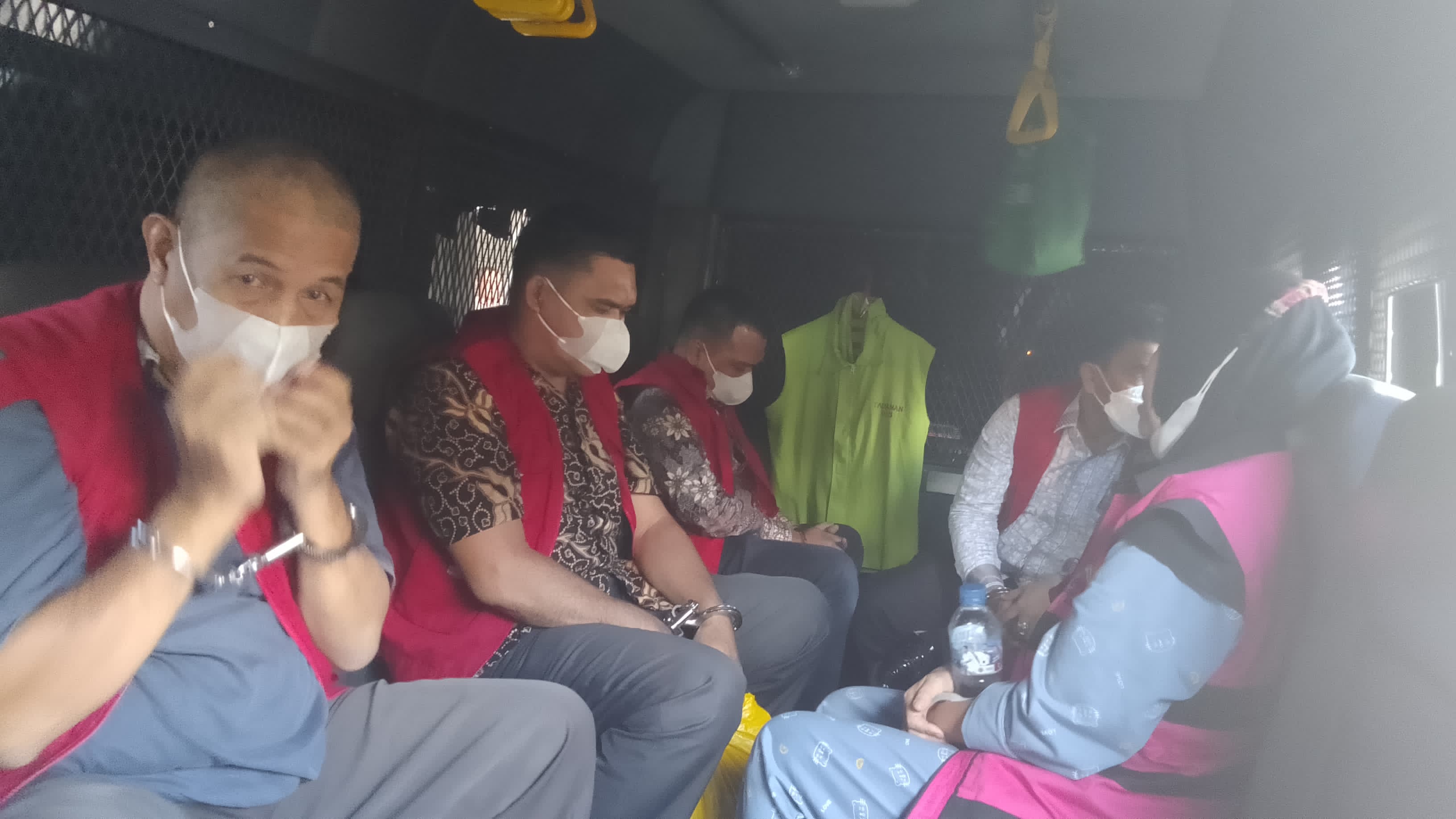 DITAHAN: Lima tersangka dugaan korupsi seleksi PPPK Langkat, ditahan kejaksaan seusai dilimpahkan tahap dua, Senin (13/1/2025). AGUSMAN/SUMUT&nbsp;POS