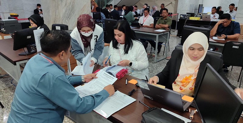 SERAHKAN: Tim kuasa hukum Pasangan Calon Wali Kota dan Wakil Wali Kota Medan nomor urut 2, Ridha-Rani) kembali menyerahkan alat bukti tambahan kepada MK RI.  ISTIMEWA/SUMUT&nbsp;POS
